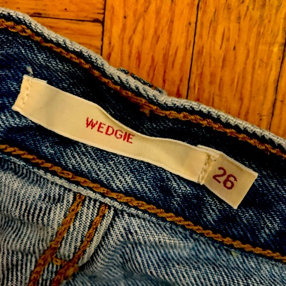 Levi’s Wedgie Jeans. Distressed. Unfinished hem. Women’s size 26 - Picture 3 of 3